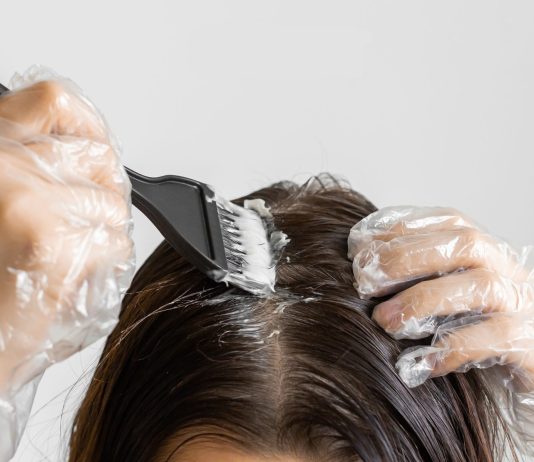 Aproape de tragedie după ce a ales să-și vopsească părul acasă: Povestea unei tinere care a ajuns în stare gravă la spital